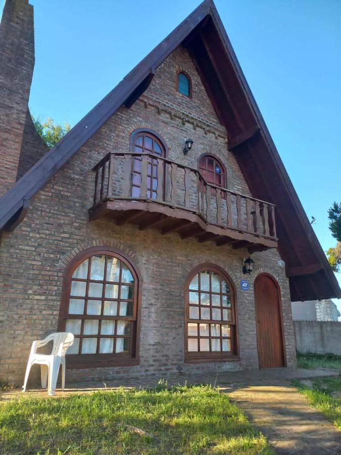 Casa Alpina Espaciosa A 2 Cuadras Del Centro De Gesell Y A 5 De La Playa * Villa Gesell